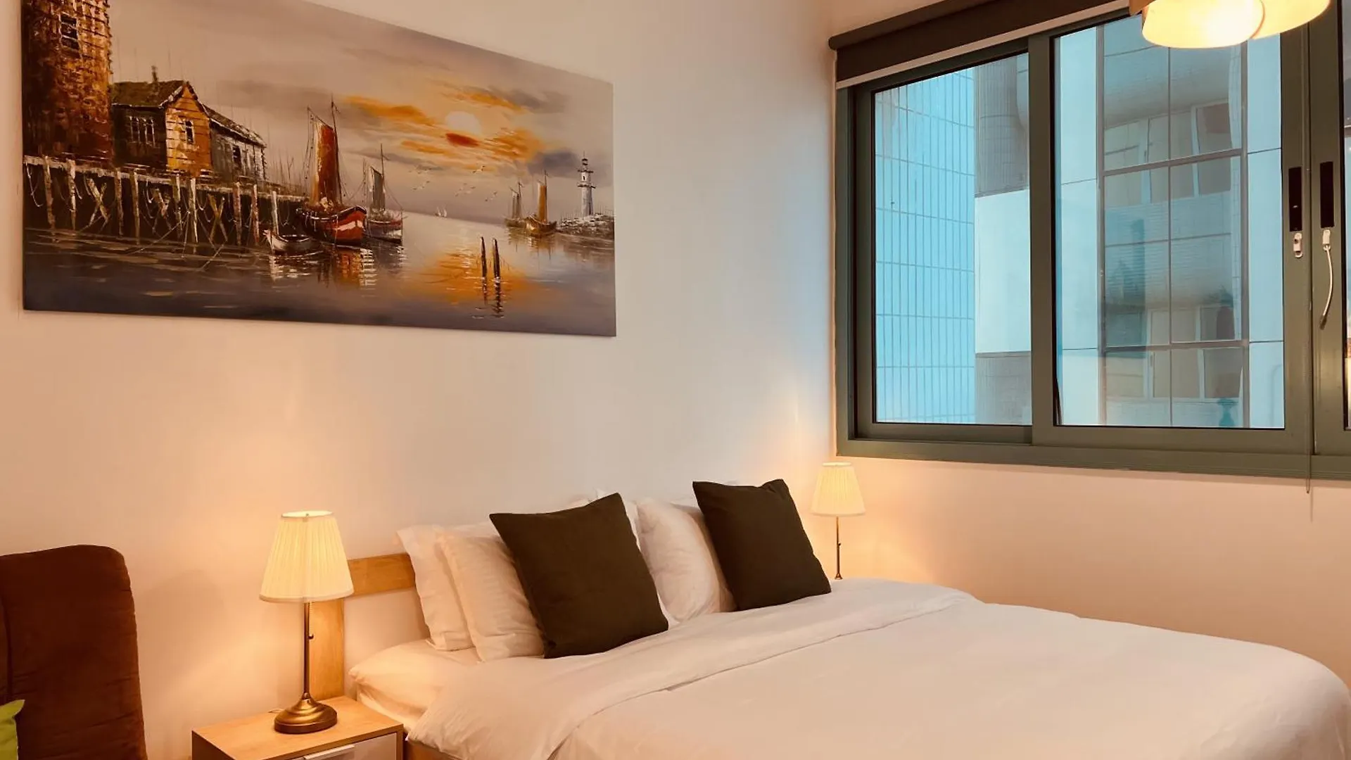 One Guest Place Master Bedroom Near The Beach أبو ظبي